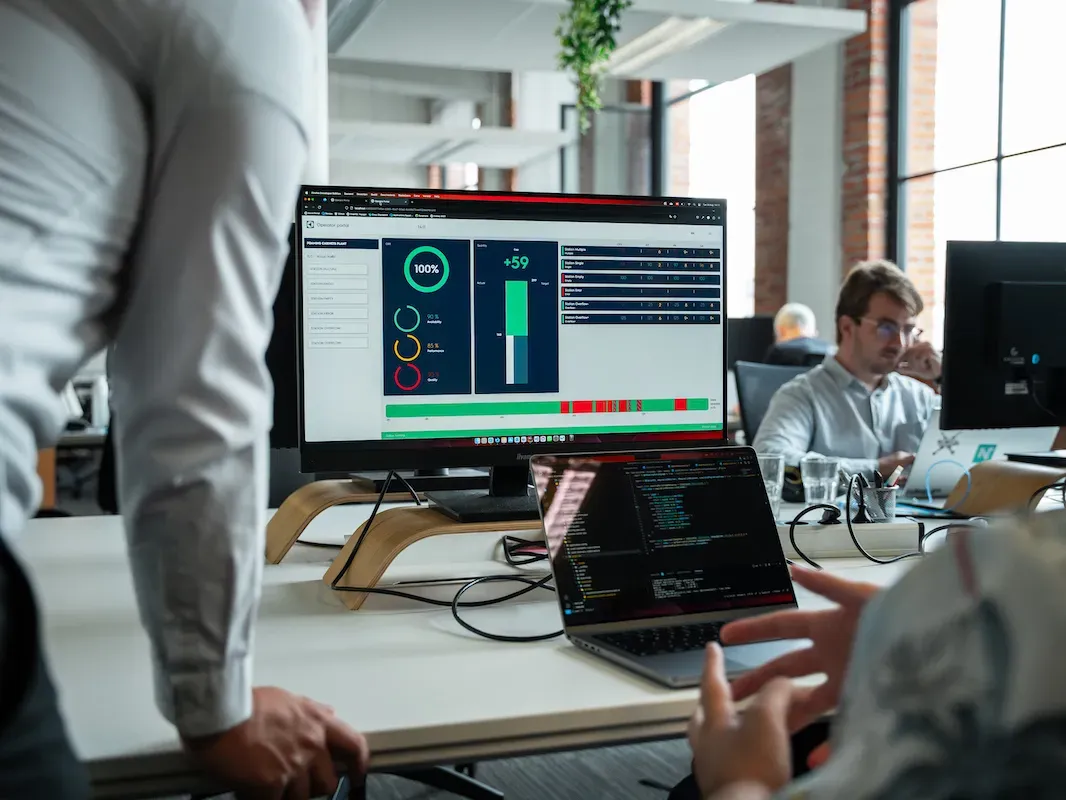 Een groot scherm met het productiedashboard in de fabrieksomgeving van Electrolux